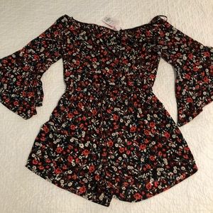 NWT Cute Off-the-Shoulder Floral Romper! Size M